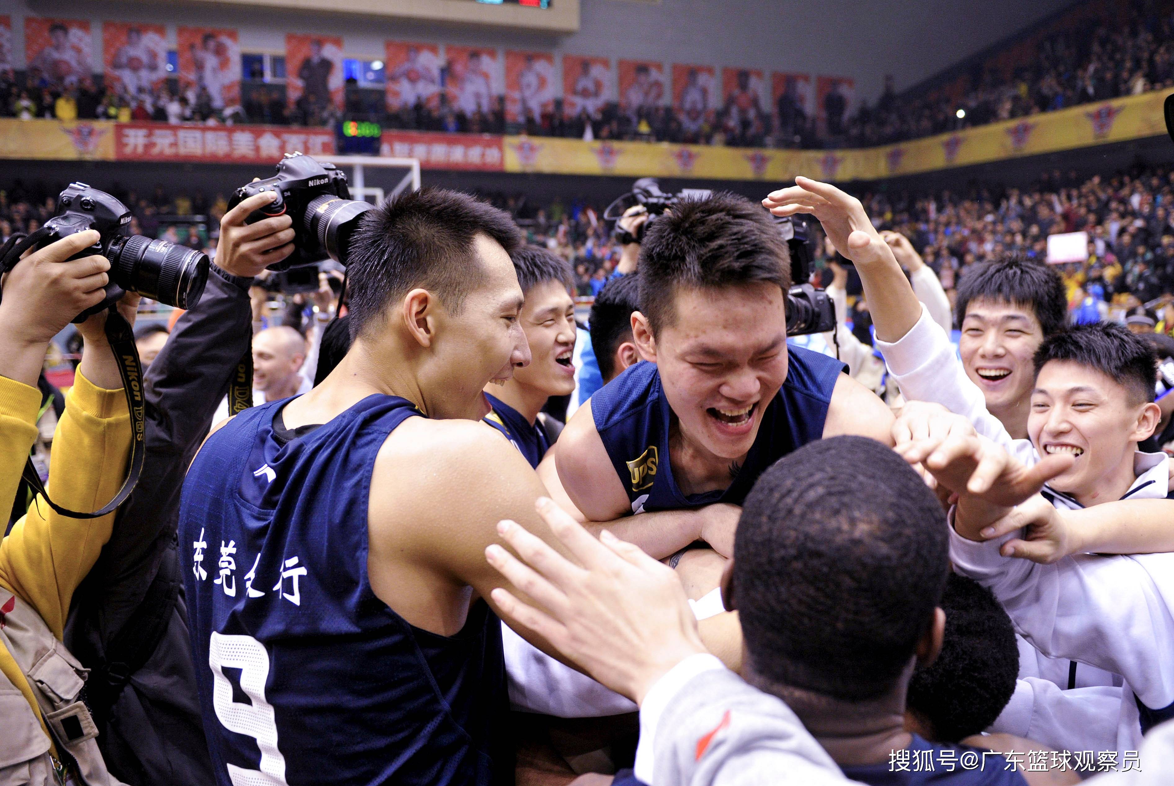 广东宏远今晨临场应变阿扎伦卡关键节点回归赛场，媒体一致点评：今夜广州队备战CBA常规赛 -开云app